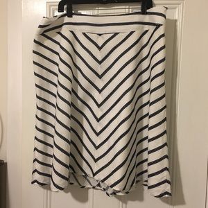 Talbots linen skirt with navy stitching. 20WP